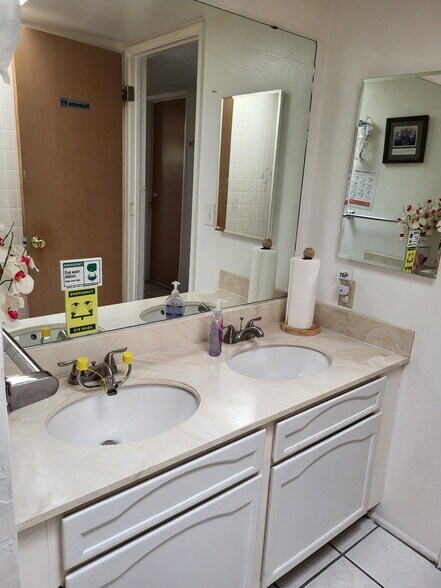 More Photos Of 710 N Mann Ave, Tucson Healthcare For Sale