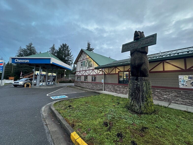 More Photos Of 7797 Silver Lake Rd, Maple Falls Service Station For Sale