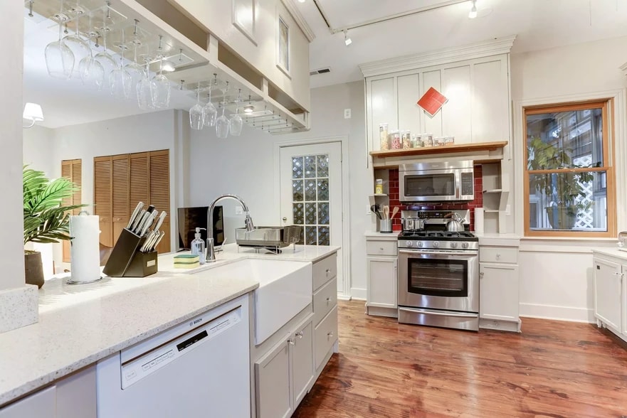 More Photos Of 1001 S Carolina Ave SE, Washington Storefront Retail Office For Sale