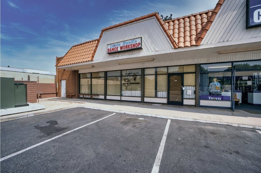 Primary Photo Of 20942-20948 Bloomfield Ave, Lakewood Unknown For Lease