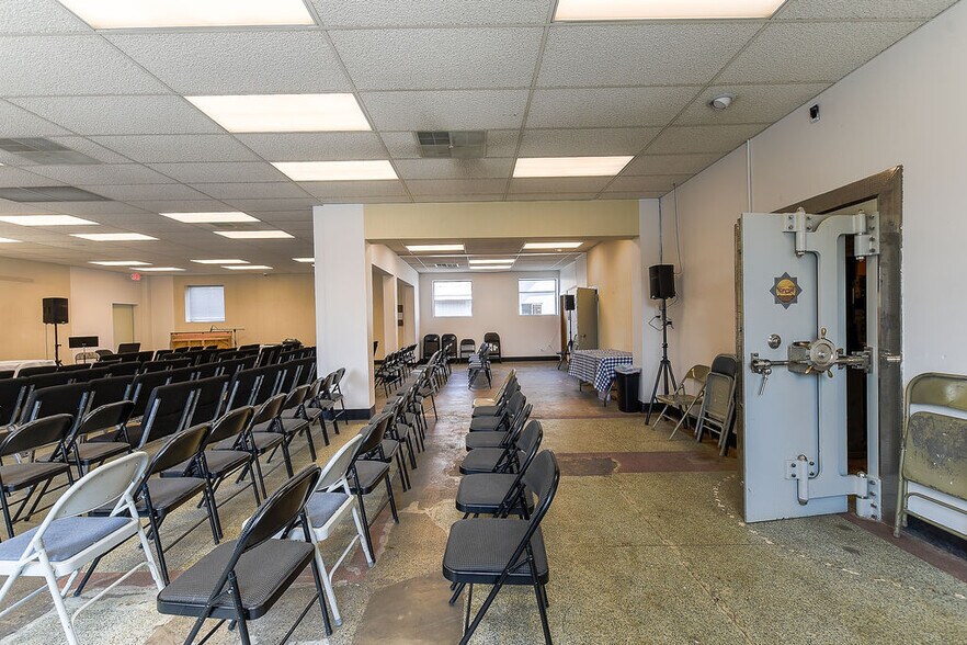 More Photos Of 424 S Main St, Troy Bank For Sale