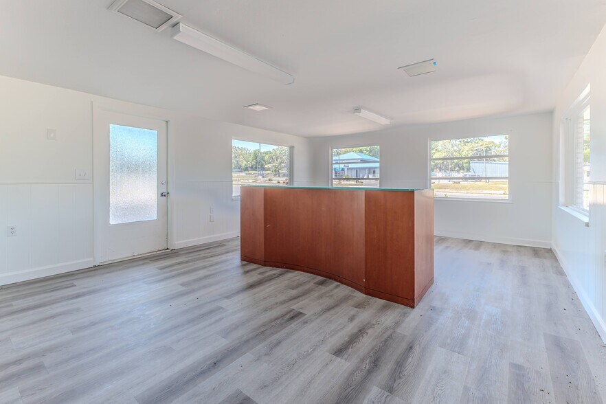 More Photos Of 601 S Us-41, Inverness Medical For Sale