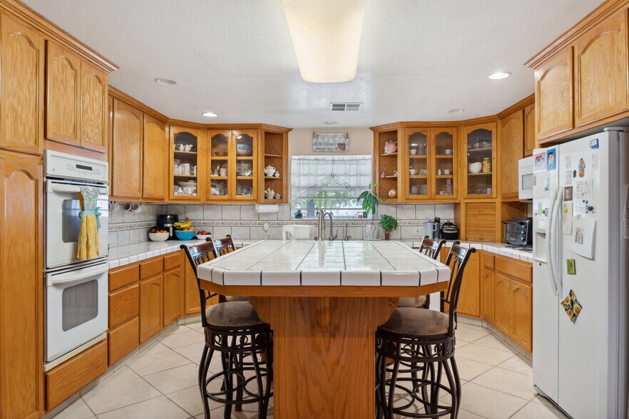 More Photos Of 1810 S Chester Ave, Bakersfield Service For Sale