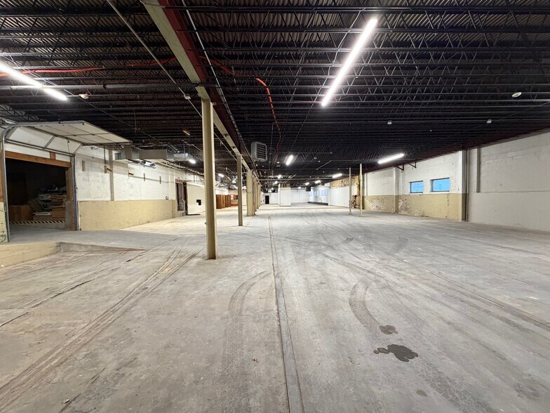 More Photos Of 627 Bay Shore Dr, Oshkosh Office For Lease