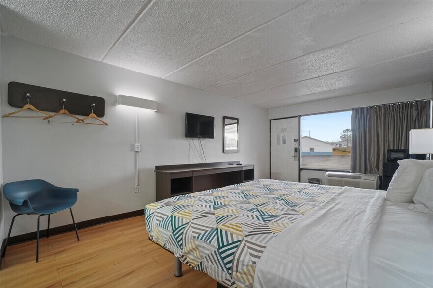 More Photos Of 105 Riverside Pky, Macon-Bibb Hotel For Sale