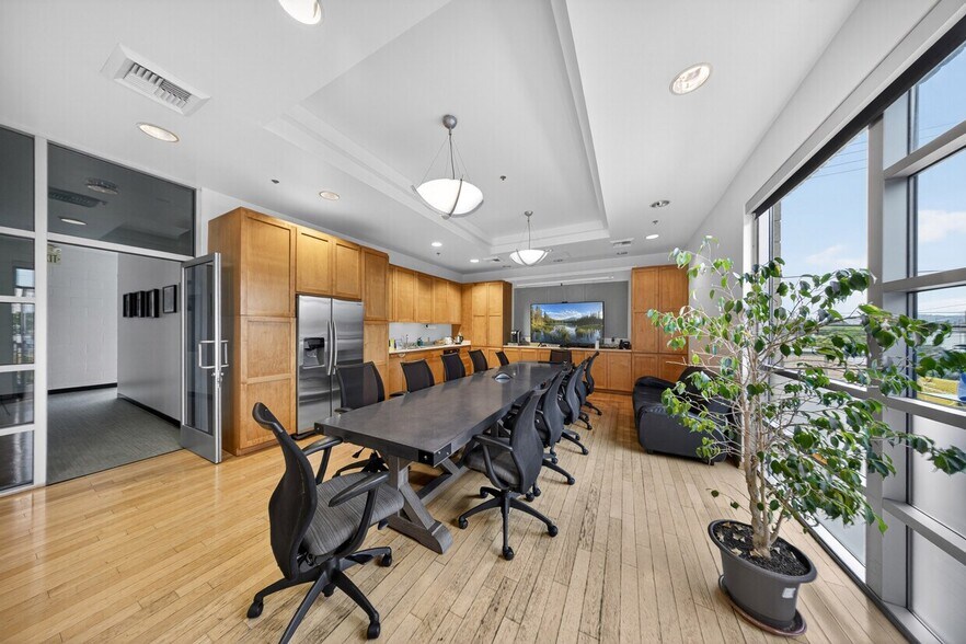 More Photos Of 3500 W Burbank Blvd, Burbank Office For Lease