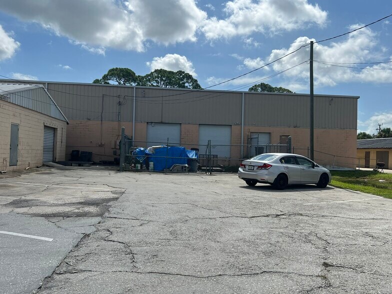 More Photos Of 601 W 27th St, Sanford Freestanding For Sale