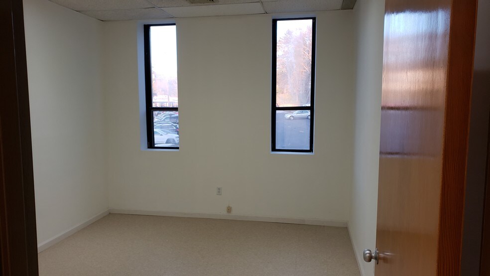 More Photos Of 4 Cedar Swamp Rd, Glen Cove Office For Sale