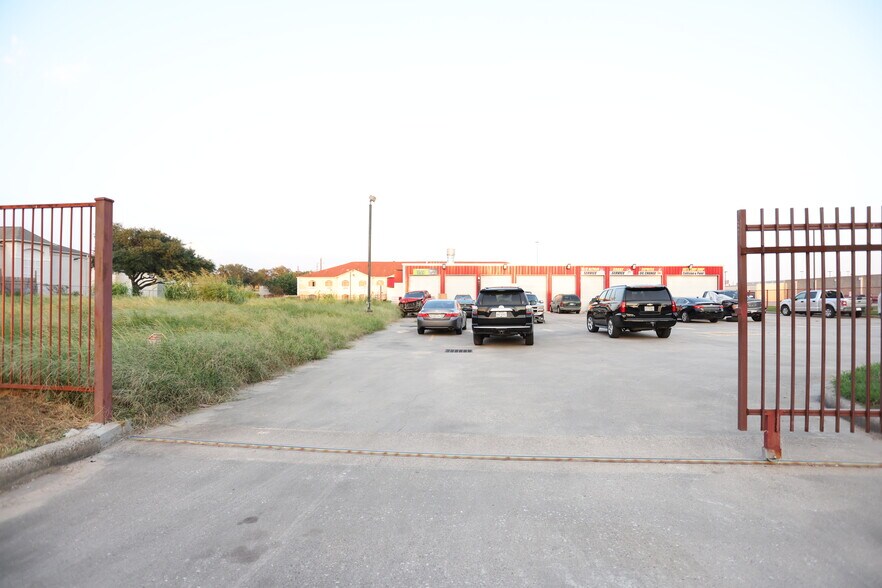 More Photos Of 101 Wells Fargo Dr, Houston Auto Repair For Sale