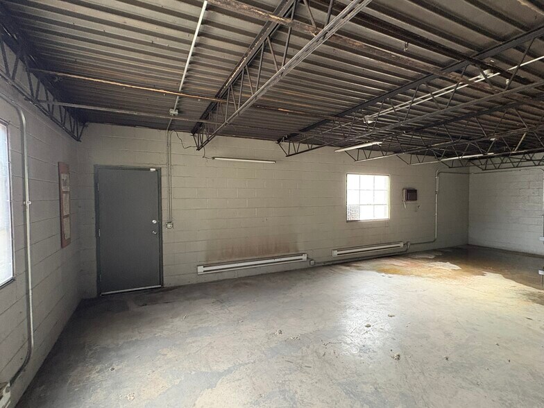 More Photos Of 4911 Industrial Rd, Fort Wayne Warehouse For Lease