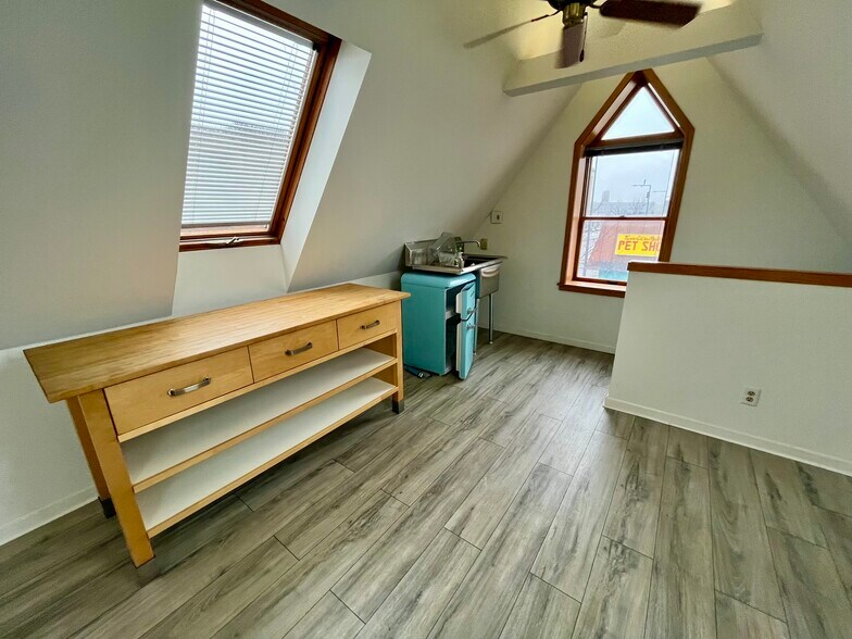 More Photos Of 2345 W University Ave, Saint Paul Warehouse For Lease