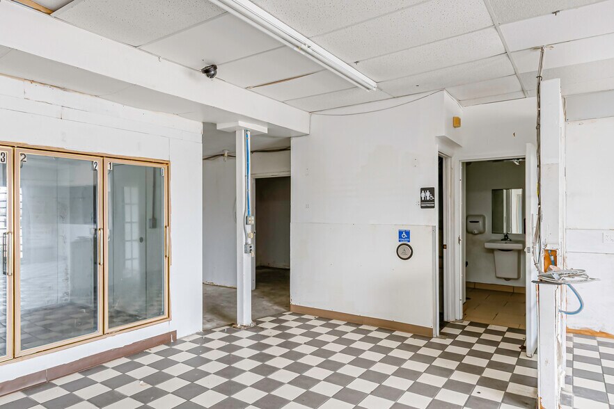 More Photos Of 1220 S Washington Ave, Titusville Convenience Store For Lease