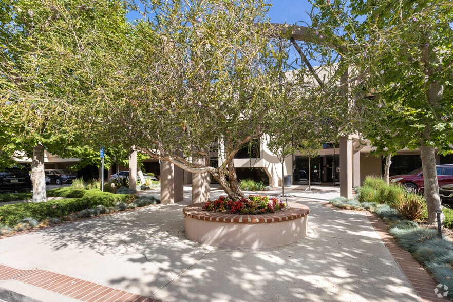 More Photos Of 5743 Corsa Ave, Westlake Village Office For Lease