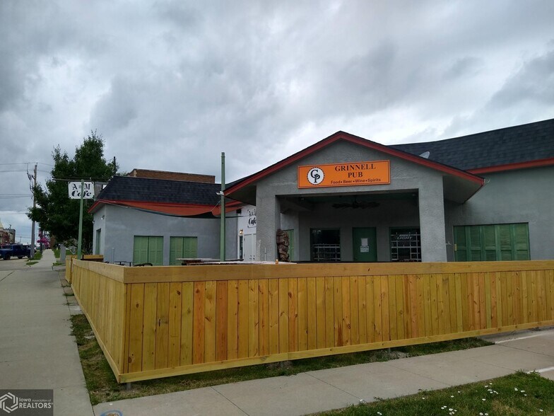 More Photos Of 909 State St, Grinnell Restaurant For Sale