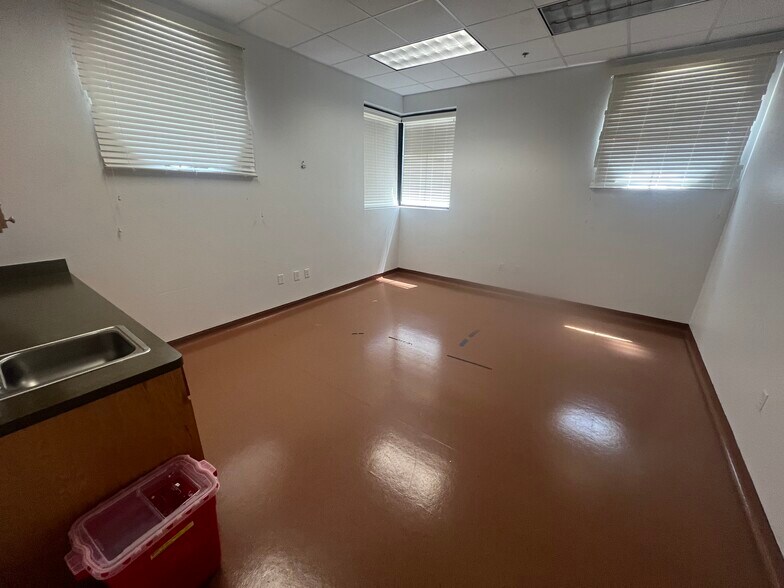 More Photos Of 3202 S W S Young Dr, Killeen Medical For Lease