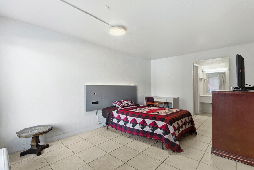 More Photos Of 3527 W Coliseum Blvd, Fort Wayne Hotel For Sale