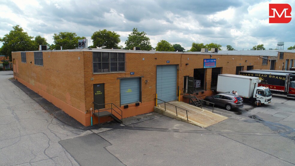 More Photos Of 95 Hoffman Ln, Islandia Warehouse For Lease