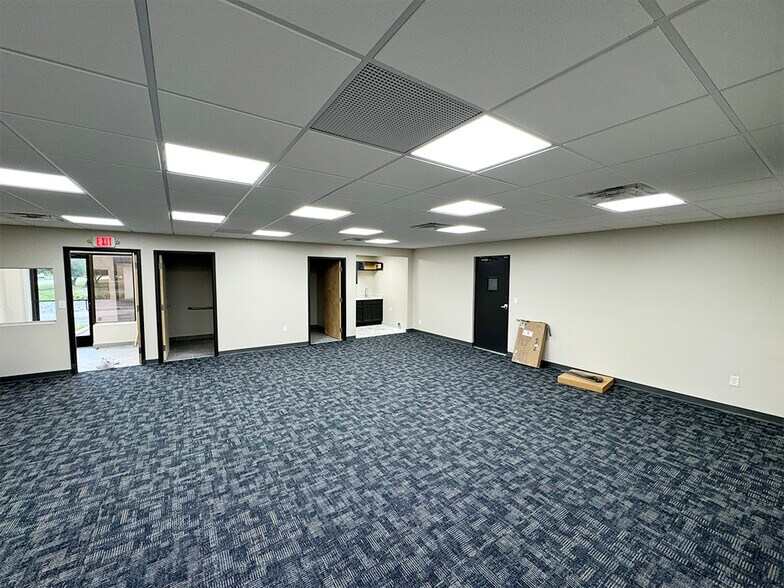 More Photos Of 340 Executive Dr, Troy Warehouse For Lease