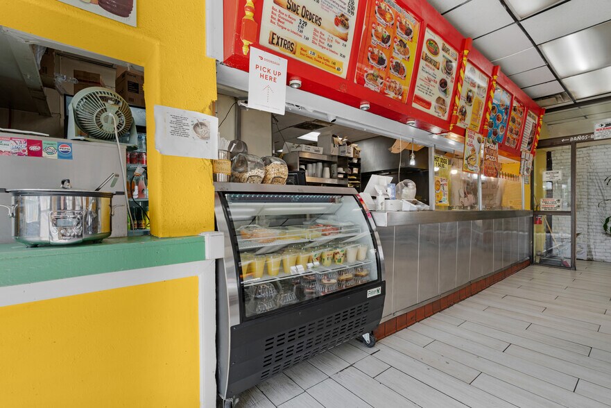 More Photos Of 6120 N 59th Ave, Glendale General Retail For Sale