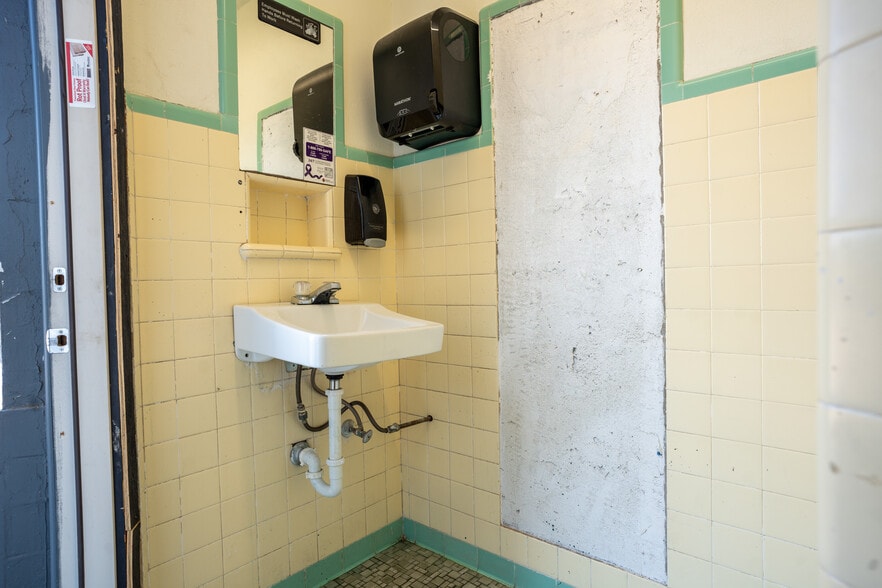 More Photos Of 1802 E Commerce St, San Antonio Auto Repair For Lease