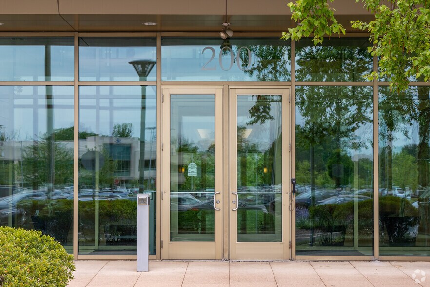 More Photos Of 200 Princeton South Corporate Ctr, Ewing Office For Lease