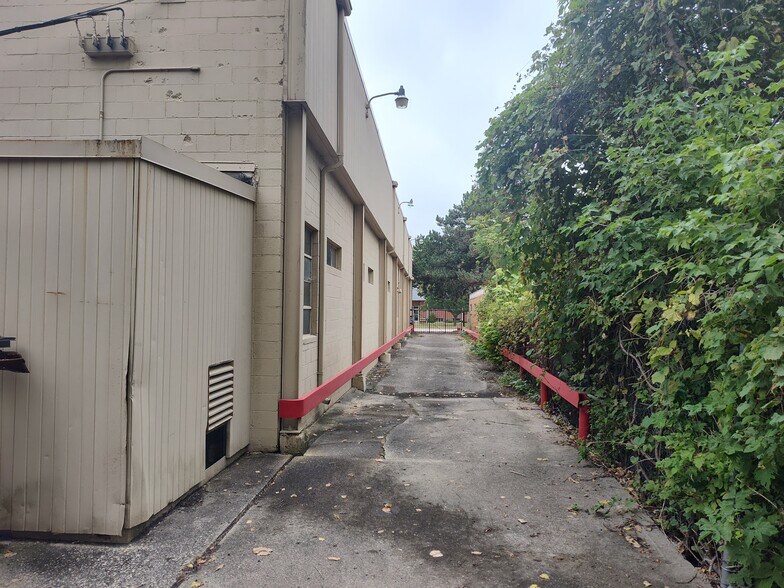 More Photos Of 71 W Walton Blvd, Pontiac Industrial For Sale