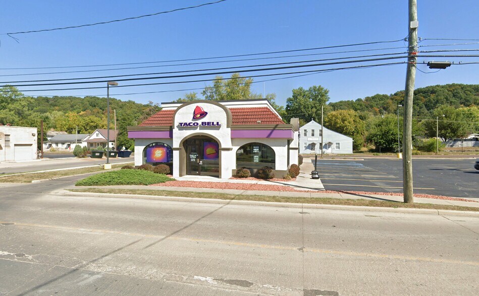 Primary Photo Of 763 Chestnut St, Nelsonville Fast Food For Lease