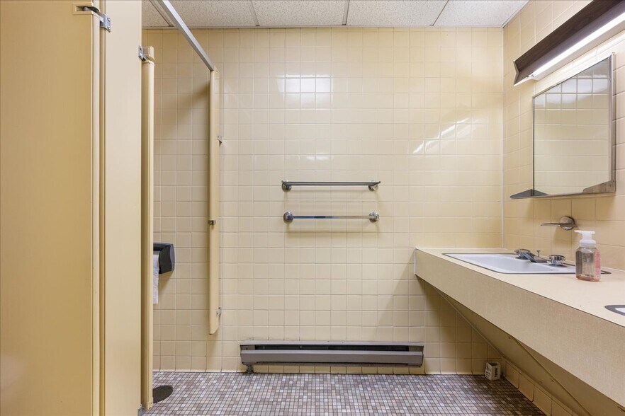 More Photos Of 43 Pennsylvania Ave, Niantic Bank For Lease