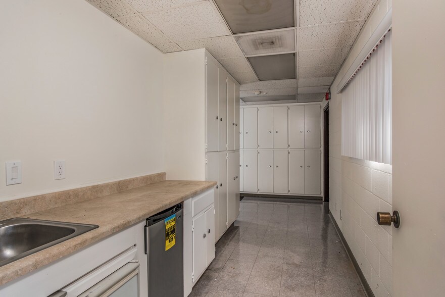 More Photos Of 1250 E 23rd St, Signal Hill Industrial For Lease