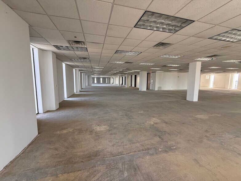 More Photos Of 7011 Southwest Fwy, Houston Office For Sale