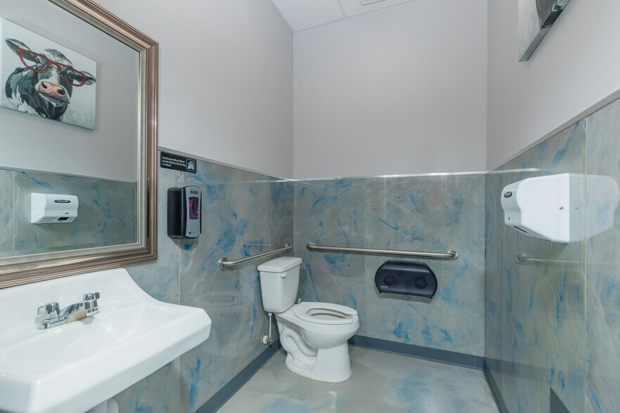 More Photos Of 2219 County Road 220, Middleburg General Retail For Sale