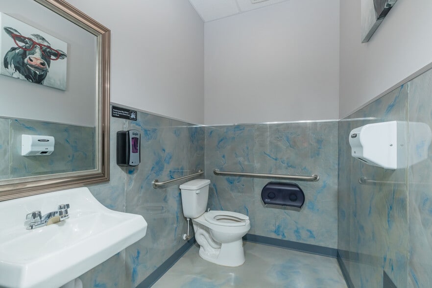 More Photos Of 2219 County Road 220, Middleburg General Retail For Sale