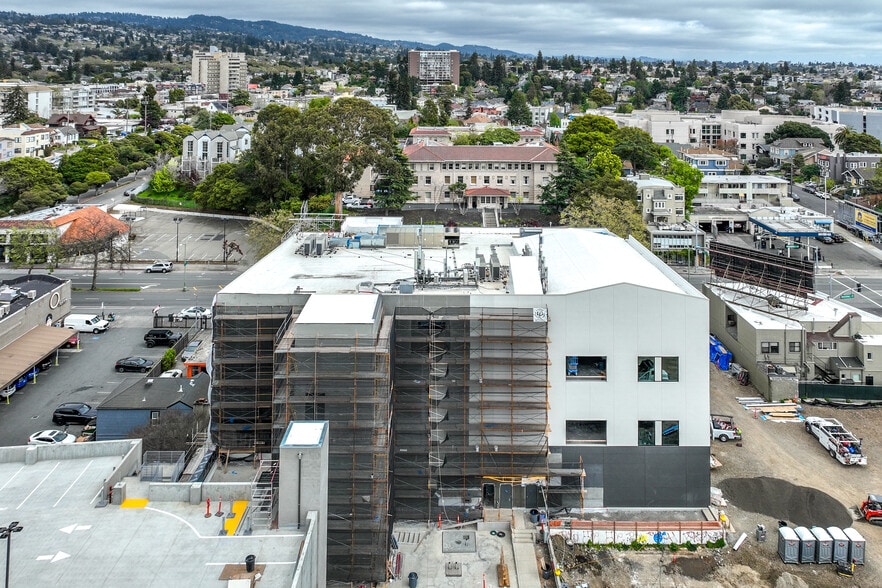 More Photos Of 3901-3903 Broadway, Oakland Medical For Lease