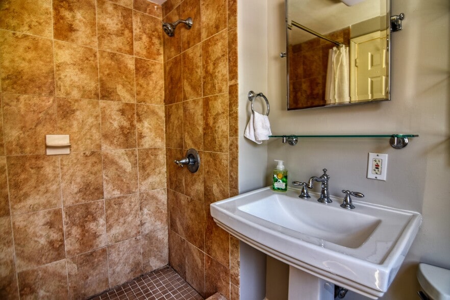 More Photos Of 27 Route 25, Plymouth Hospitality For Sale