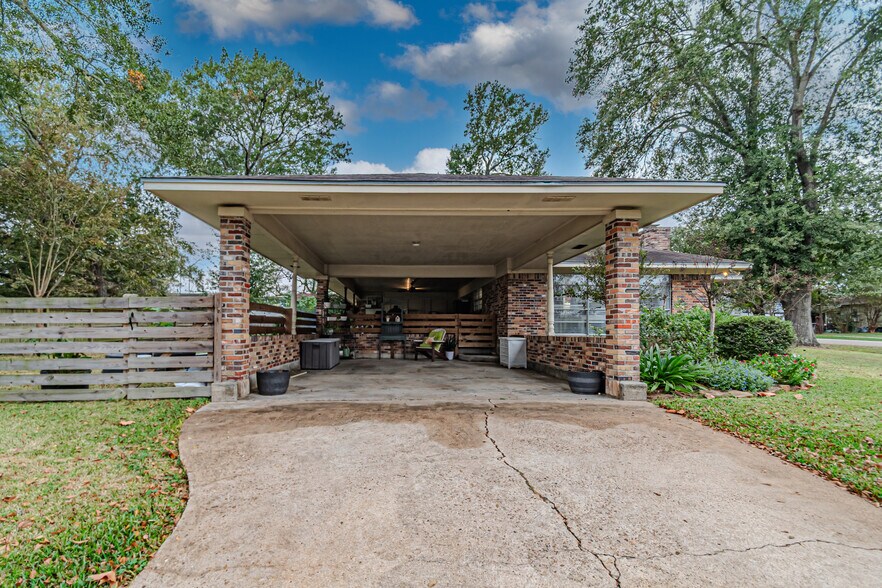 More Photos Of 2103 Taylor St, Waller Office For Sale