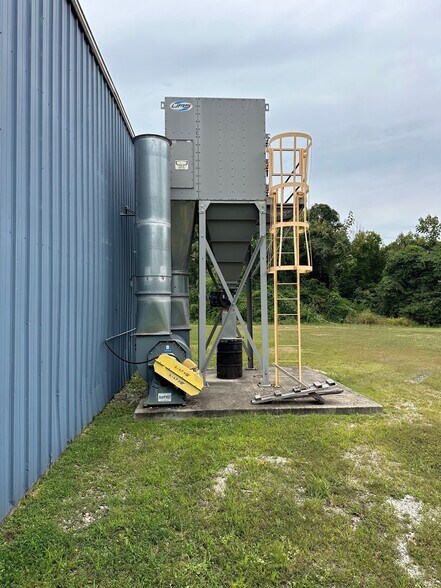 More Photos Of 212 Fair St, Marshall Manufacturing For Sale