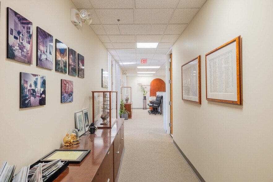 More Photos Of 25925 Telegraph Rd, Southfield Office For Lease