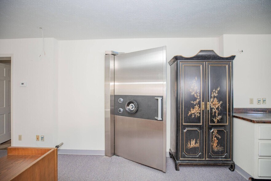 More Photos Of 104 E Tilden St, Humansville Bank For Sale