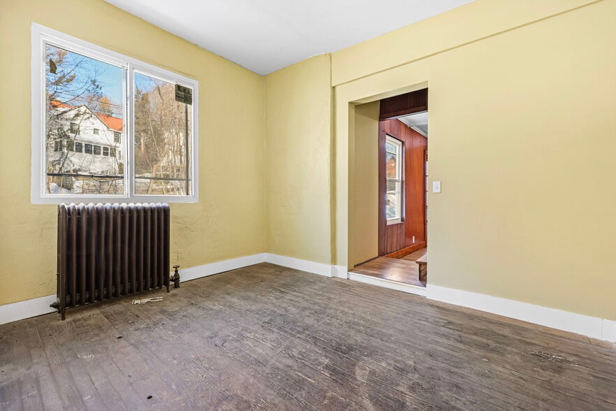 More Photos Of 68 Brook St, Croton On Hudson Showroom For Sale