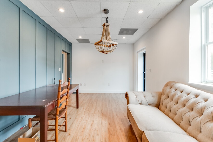 More Photos Of 16945 General Puller Hwy, Deltaville Office For Sale