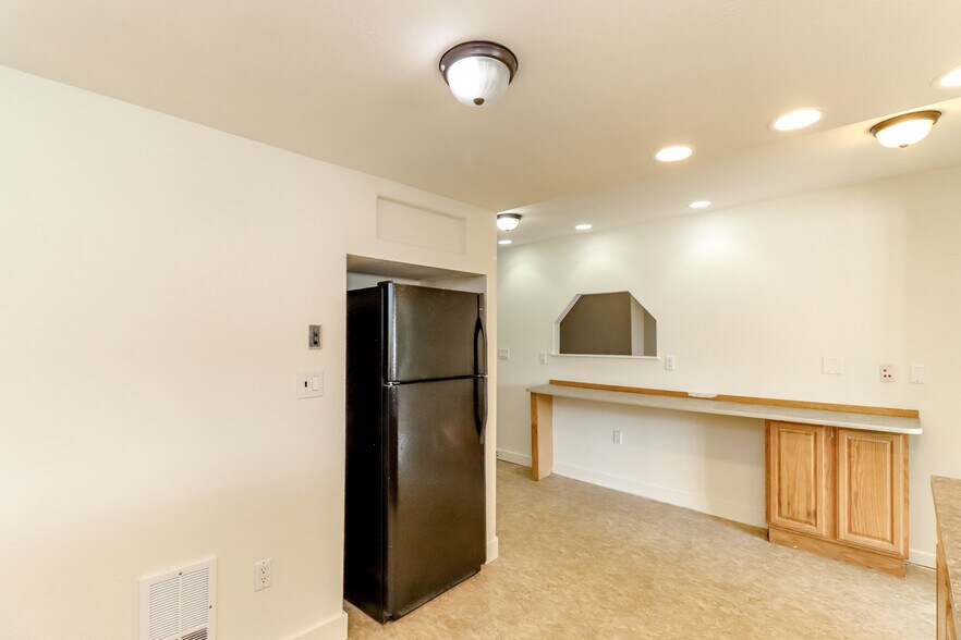 More Photos Of 3838 S Warner St, Tacoma Flex For Lease