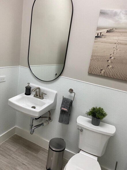 More Photos Of 2811 Airline Dr, Houston Unknown For Lease