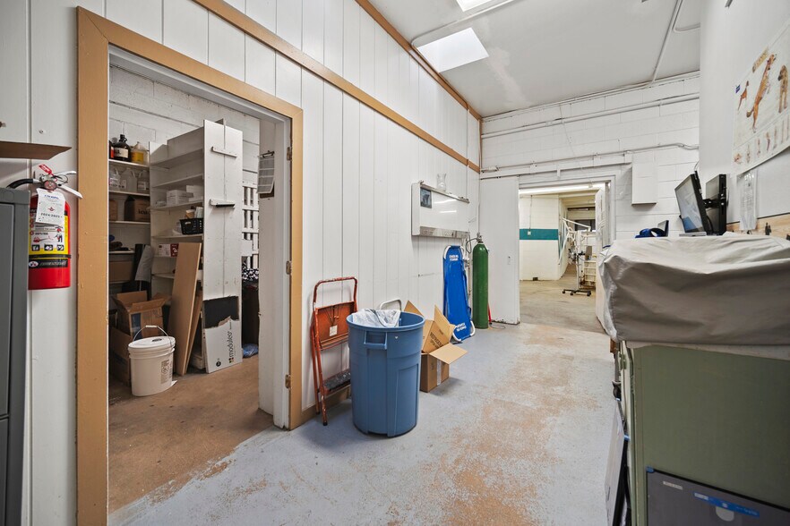 More Photos Of 5280 Edison Ave, Colorado Springs Veterinarian Kennel For Sale