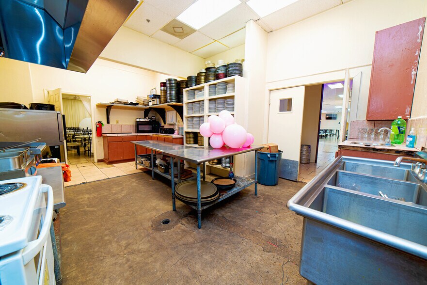 More Photos Of 819 Los Presidentes Ave, Laredo Storefront Retail Office For Sale
