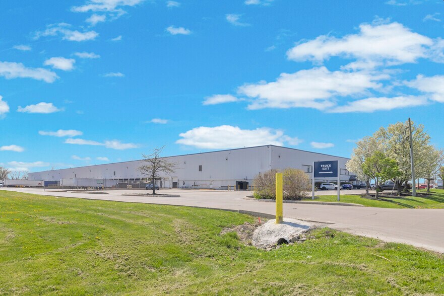 More Photos Of 599 Sprucewood Ave, Windsor Warehouse For Lease