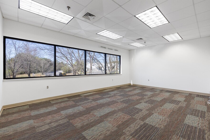 More Photos Of 1820 Midpark Rd, Knoxville Light Distribution For Lease