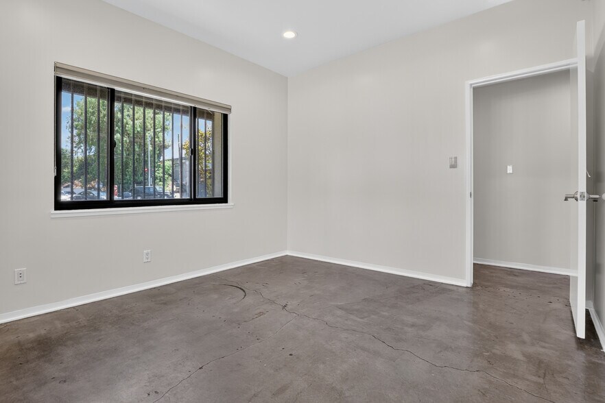 More Photos Of 4925 Sepulveda Blvd, Sherman Oaks Office For Sale