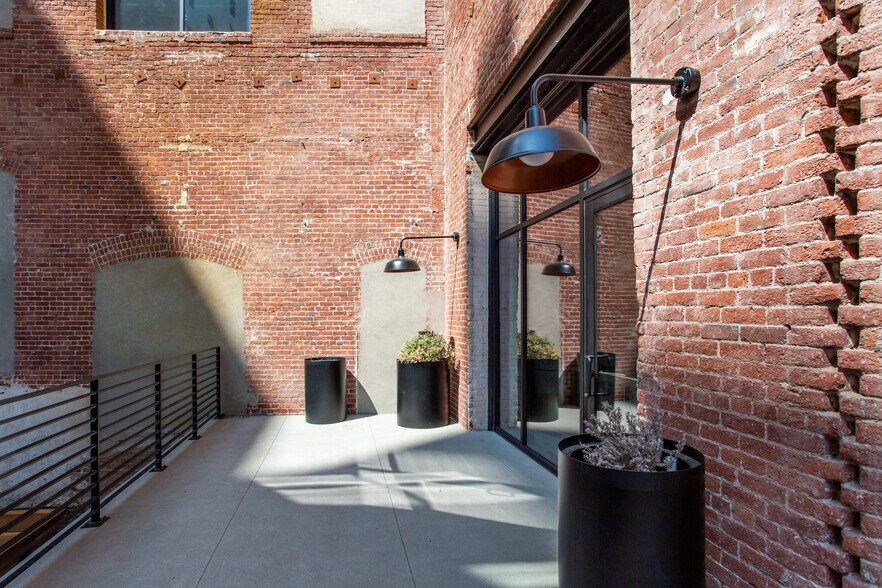 More Photos Of 700 S Main St, Los Angeles Office For Lease