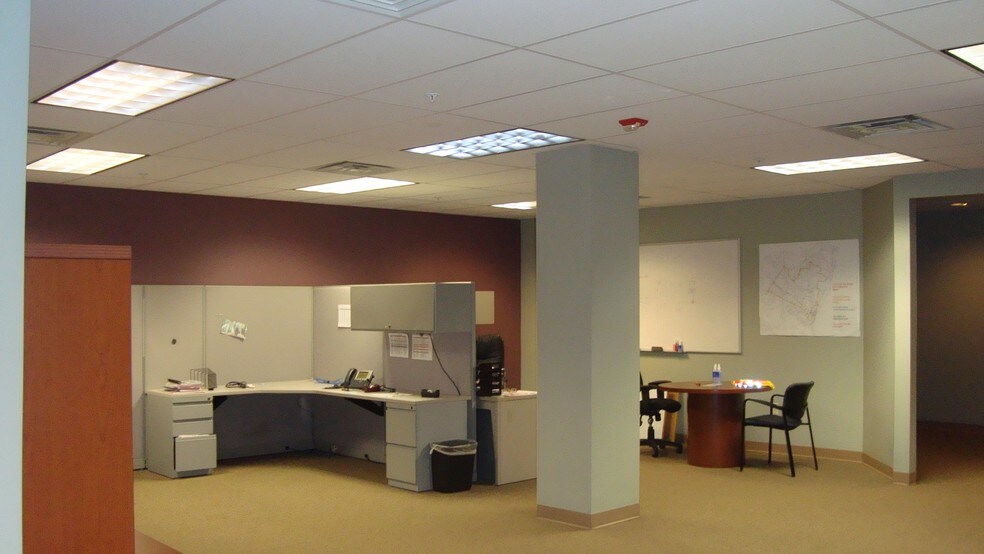 More Photos Of 10 Airline Dr, Albany Office For Lease