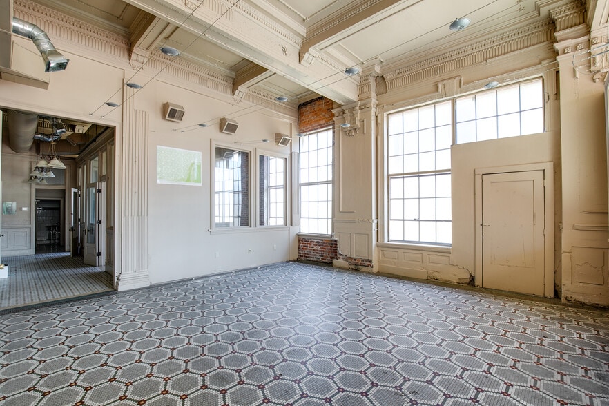More Photos Of 113 W Bank St, Petersburg Warehouse For Sale